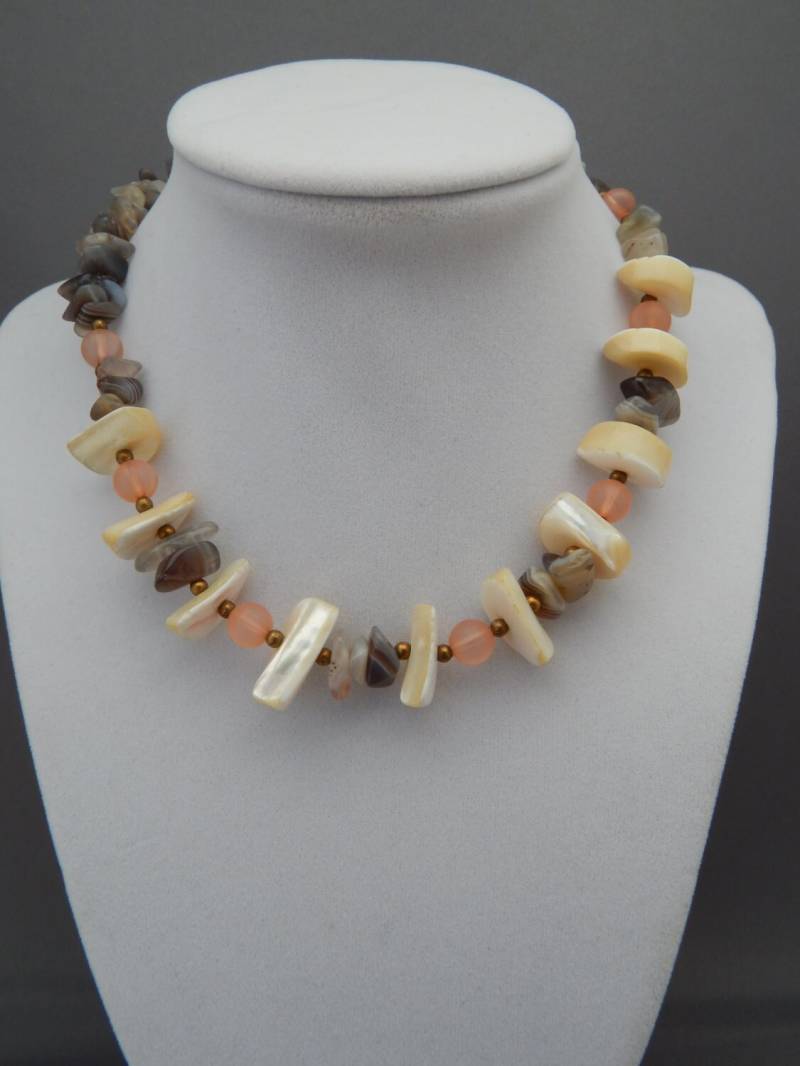 Chunky Shell Halskette Perlmutt Achat Chip Halskette, Erdige Weiß Rosa Graue Boho Herbst Chunky Shell Halskette Perlmutt Achat Chip Halskette, Erdige Weiß Rosa Graue Boho Herbst von HiddenStairwayFinds