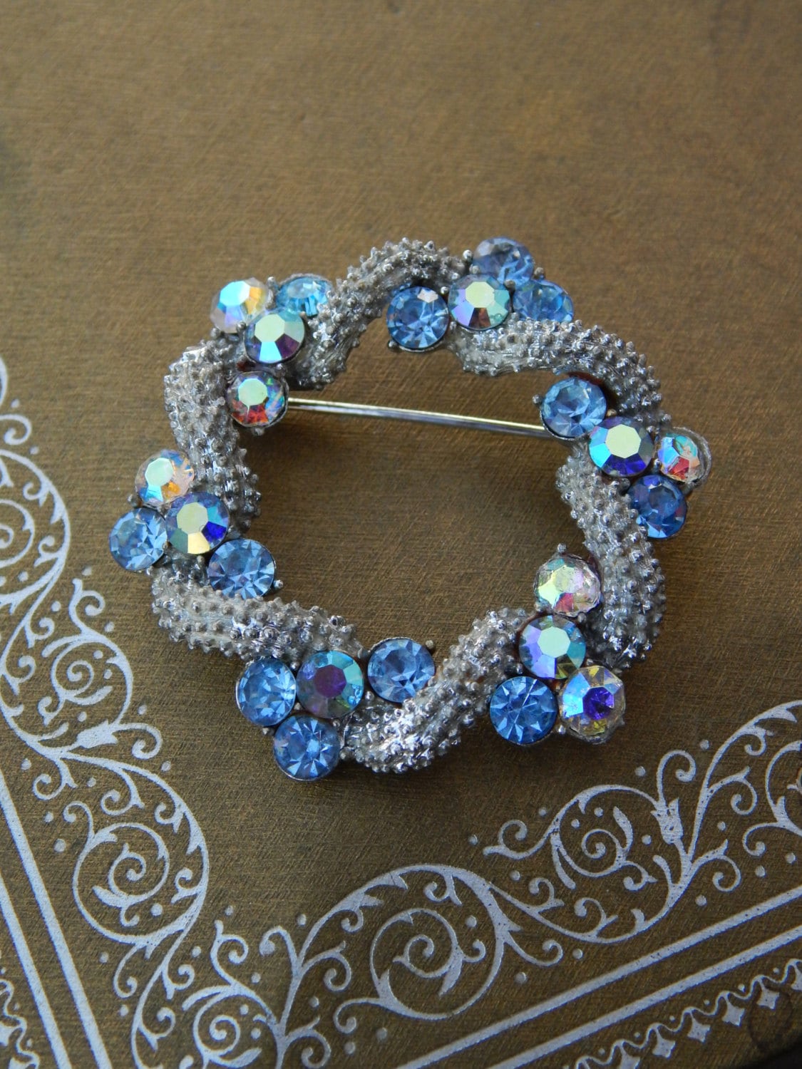 Coro Pegasus Pin Blauer Strass Kreis Pin, Coro Blue Aurora Borealis Silberfarbener Kranz Brosche, Hochzeit von HiddenStairwayFinds