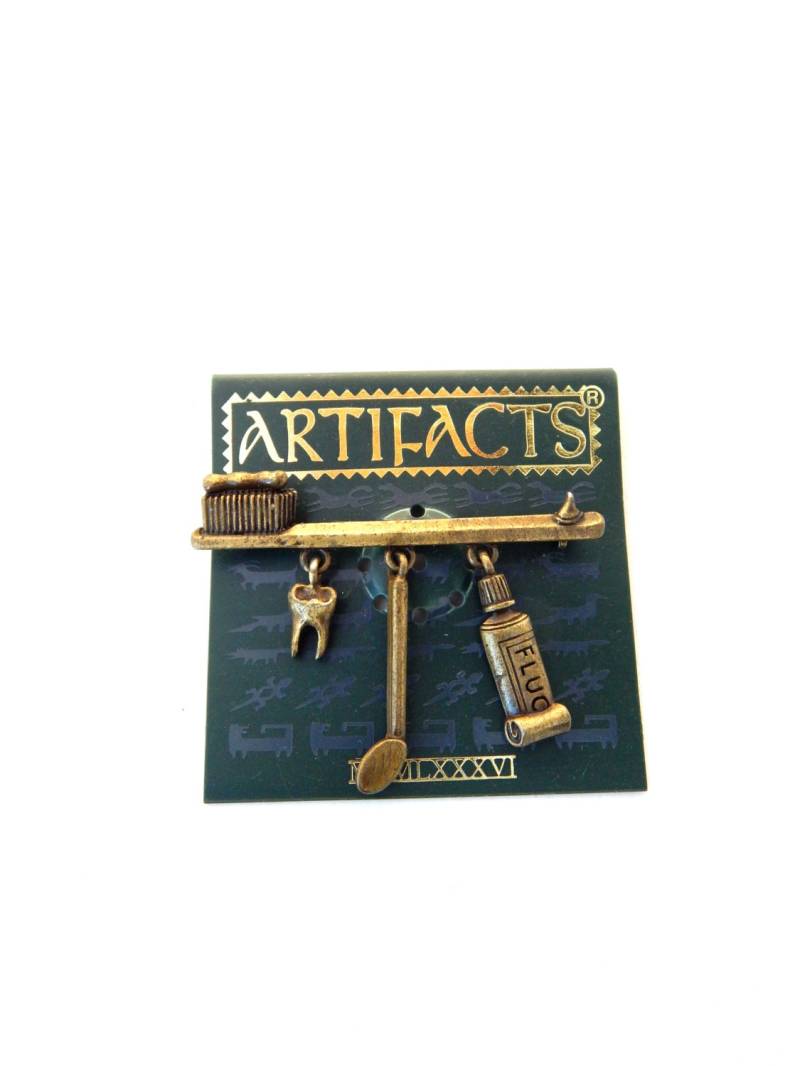 Dentist Pin Artifakts Jj Jonette Schmuck, Zahnbürste Aus Messing Mit Baumelnden Charme Dentist Pin Artifakts Jj Jonette Schmuck, Zahnbürste Aus Messing Mit Baumelnden Charme von HiddenStairwayFinds