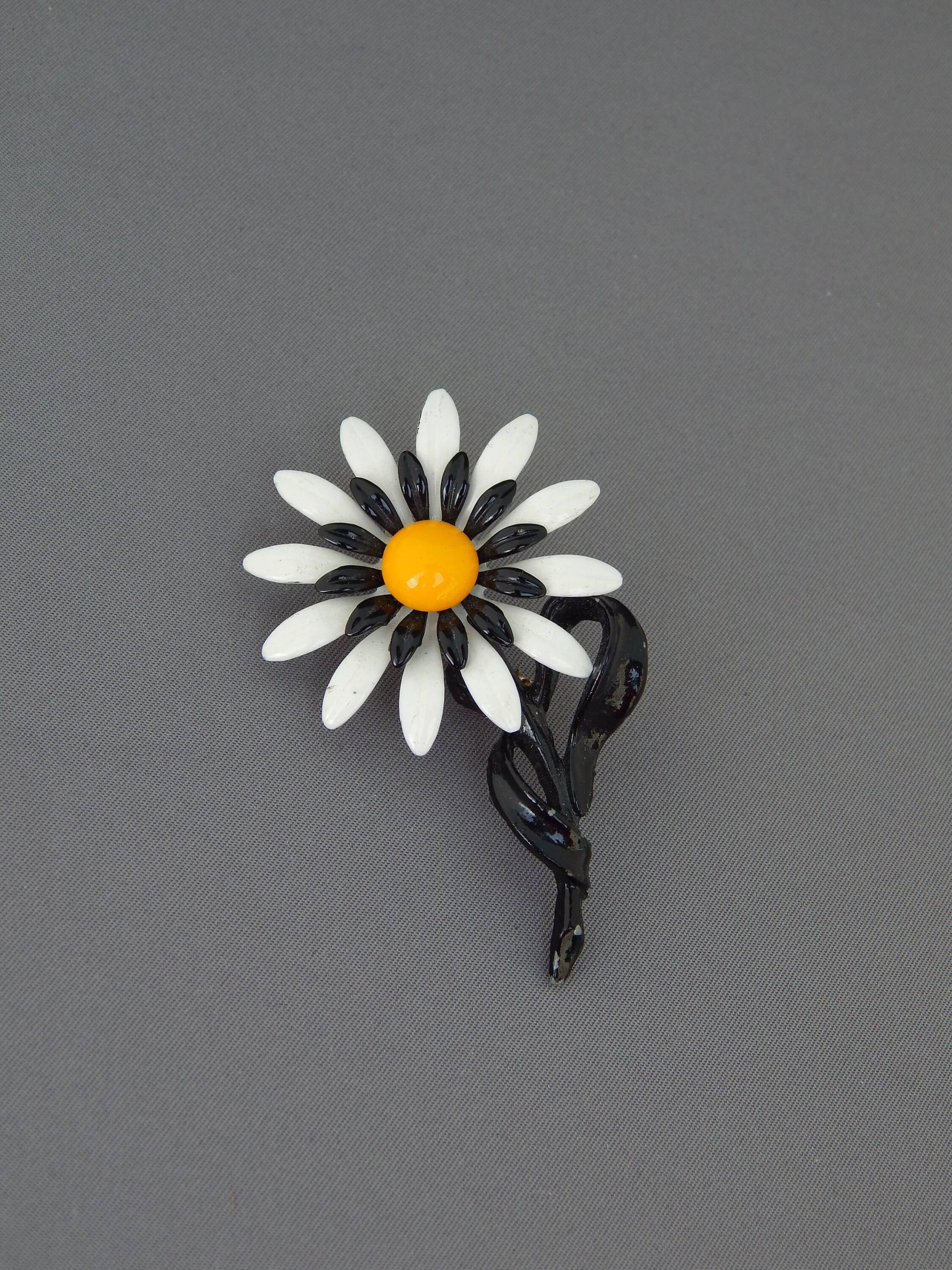 Emaille Blume Pin Brosche, Schwarz Weiß Gelb Daisy Pin, Boho Hippie Flower Power, Brautstrauß Vintage von HiddenStairwayFinds