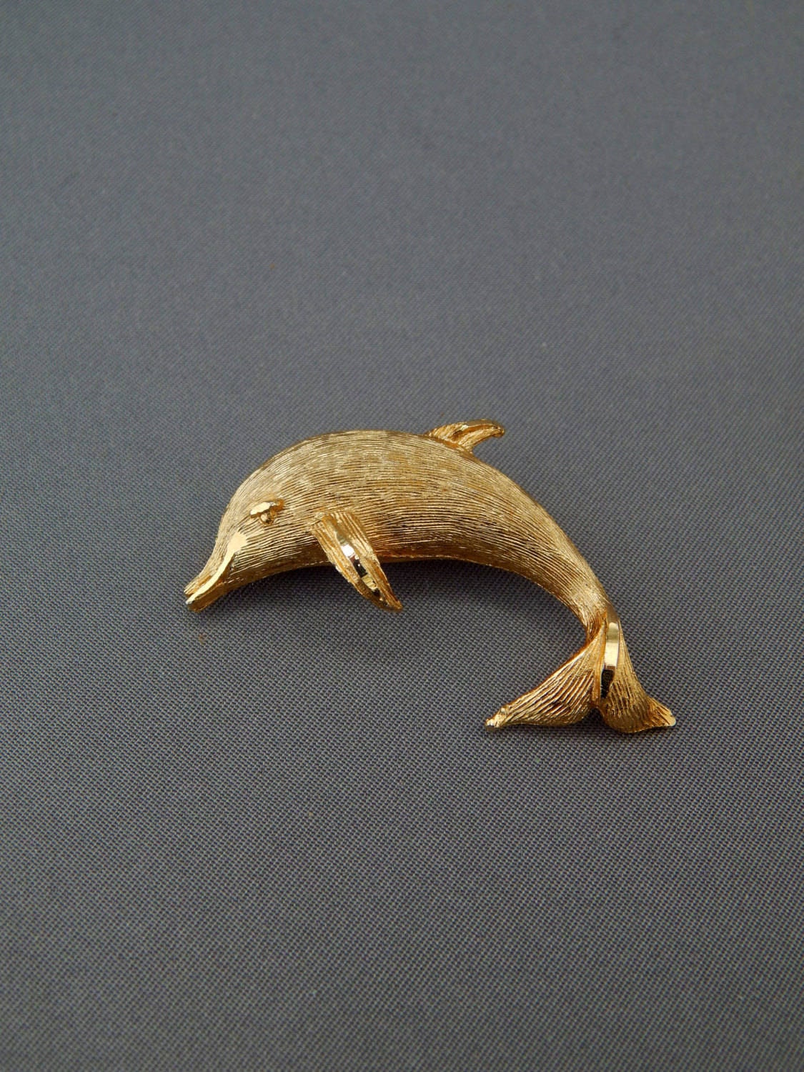 Gold Delfin Pin, Gebürstet Ton Figural Sommer Schmuck, Strandresort Marineleben von HiddenStairwayFinds