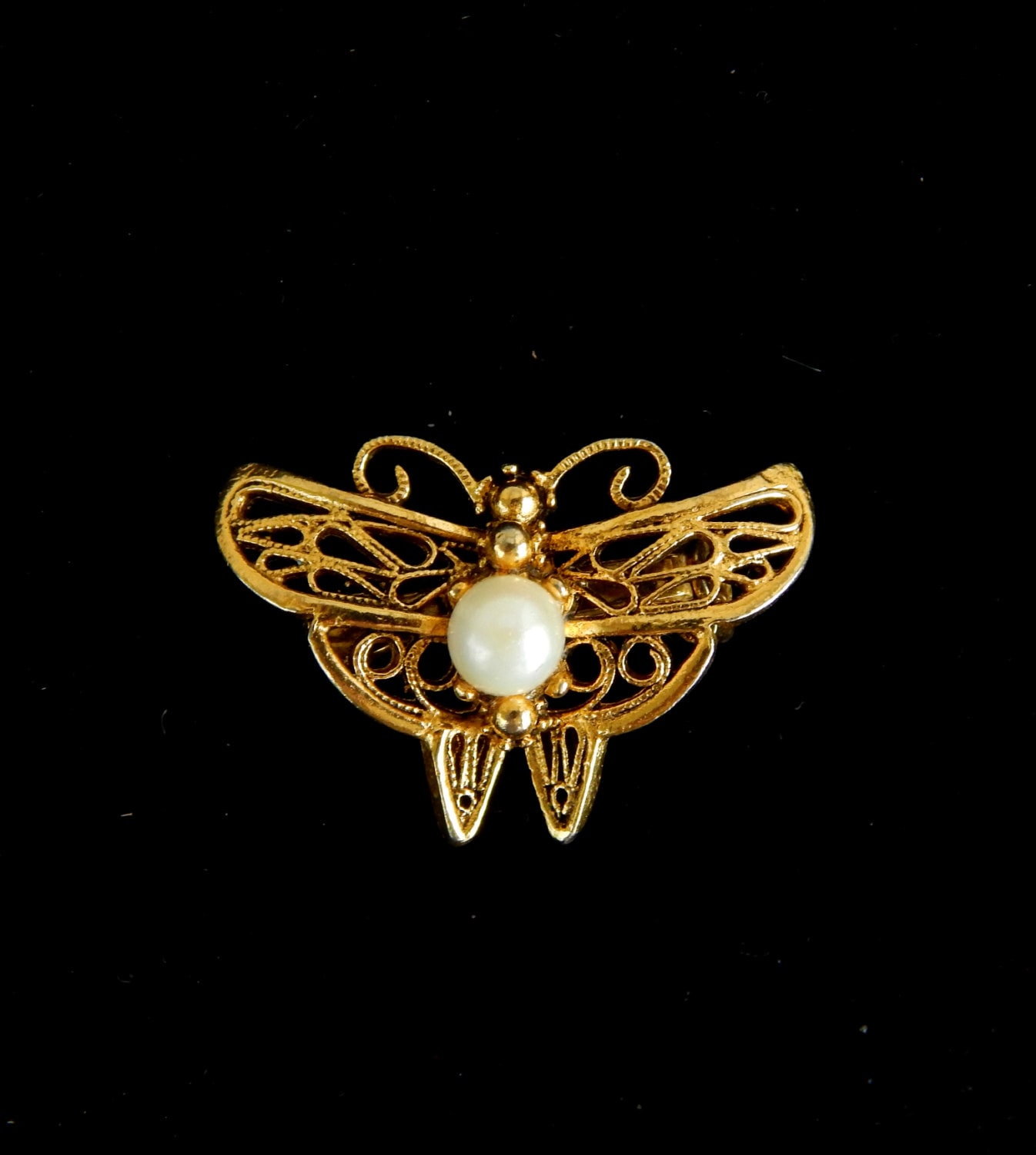 Gold Motte Pin Schmetterling Pin, Vintage Brosche Ton Filigrane Faux Perle, Mid Century Schmuck von HiddenStairwayFinds