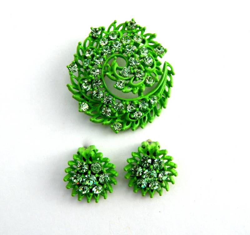 Grüne Emaille Pin Und Ohrclips, Grüne Strass Ohrclips Brosche, Mid Century Vintage von HiddenStairwayFinds