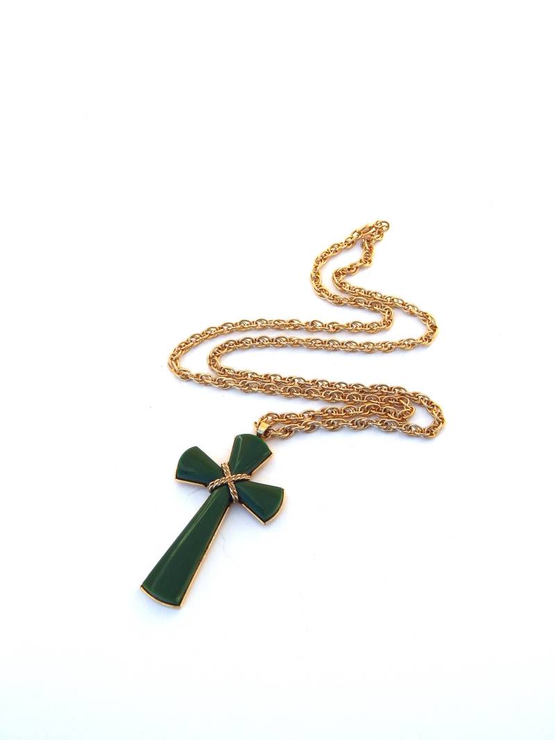 Grüne Lucite-Kruzifix-Halskette, Grüner Malteserkreuz-Anhänger An Goldfarbener Kette, Religiöse Halskette Grüne Lucite-Kruzifix-Halskette, Grüner Malteserkreuz-Anhänger An Goldfarbener Kette, Religiöse Halskette von HiddenStairwayFinds