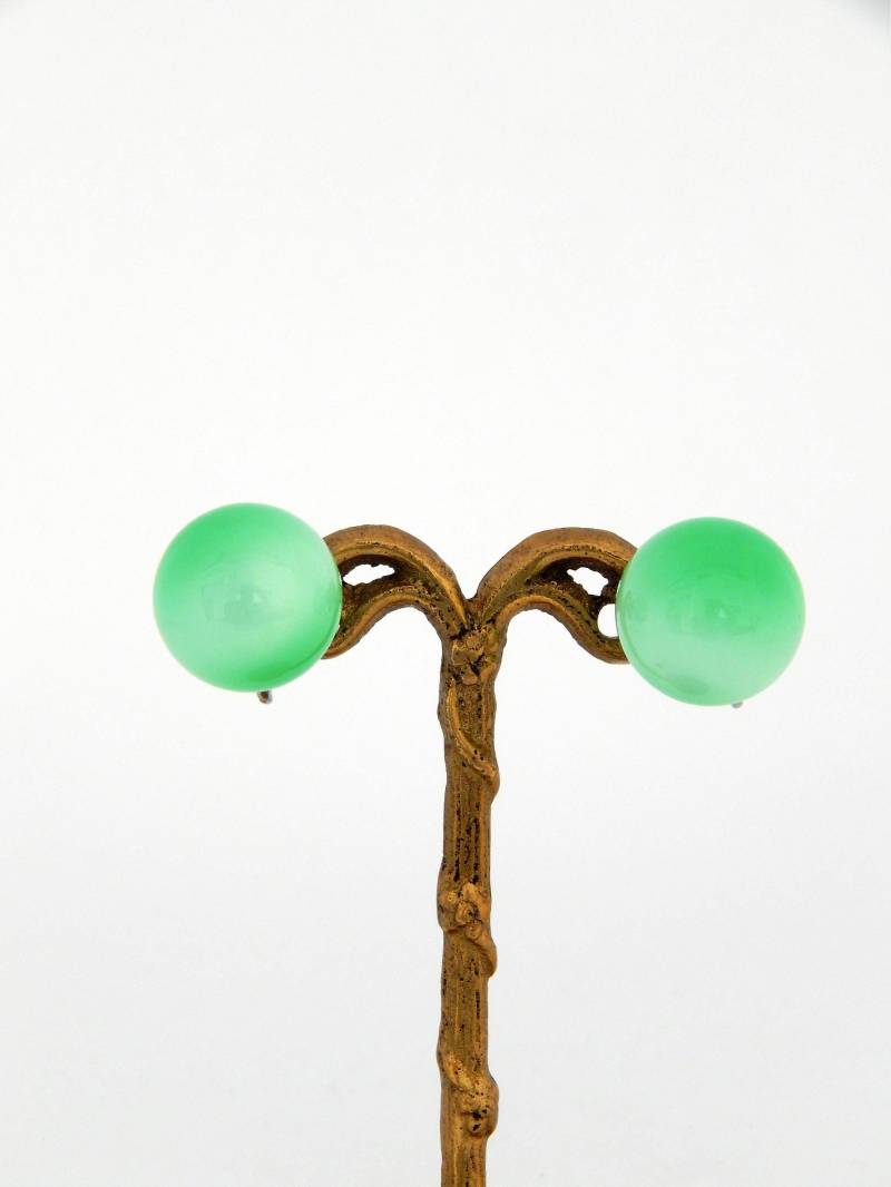 Grüne Moonglow Lucite Ohrringe, Orb Knopf Ohrringe von HiddenStairwayFinds