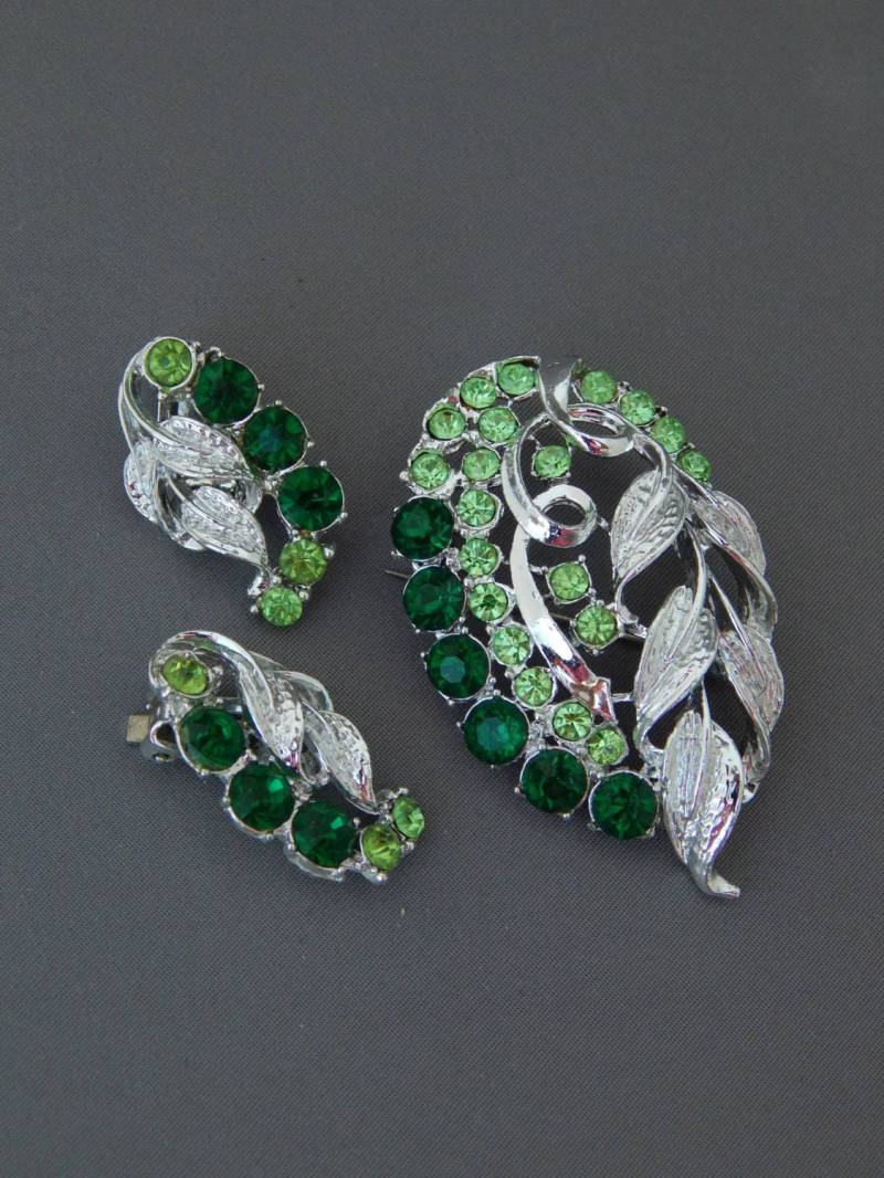 Grüne Strass Blatt Pin & Ohrringe Demi Parure, Silberfarbene Smaragd Peridot Grüne Brosche Clip-Ons, Midcentury von HiddenStairwayFinds