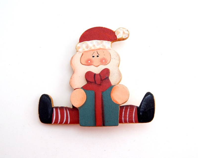 Hölzerne Santa Pin, 1980Er Jahre Handgemalte Kitschige Große Geschichtete Holz Weihnachten Hölzerne Santa Pin, 1980Er Jahre Handgemalte Kitschige Große Geschichtete Holz Weihnachten von HiddenStairwayFinds
