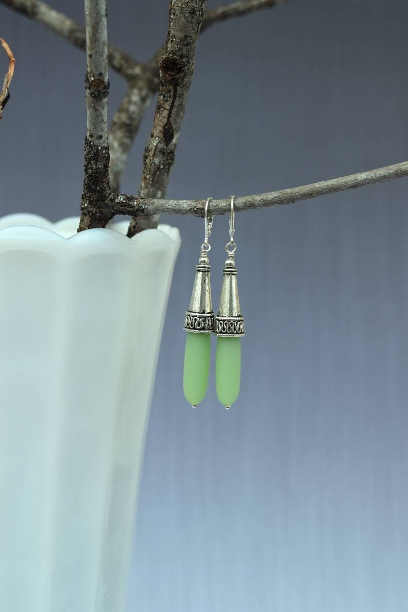 Lange Grüne Ohrringe Aus Milchglas, Art Deco Stil Ohrhänger, Boho von HiddenStairwayFinds
