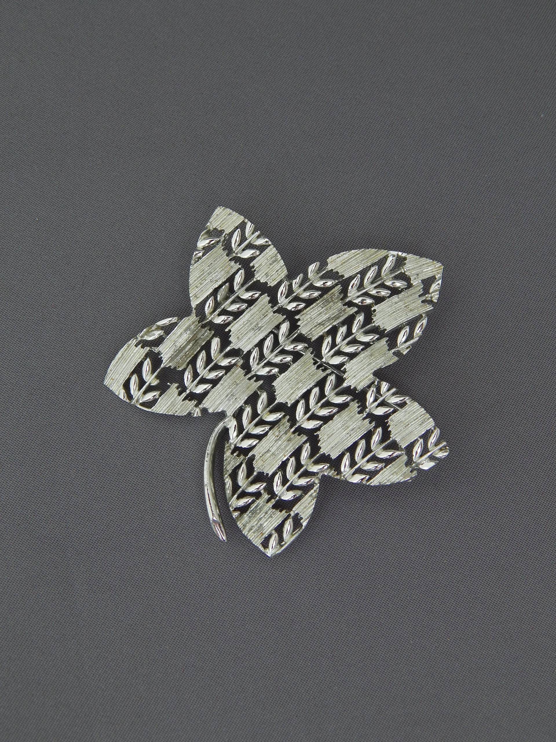 Lisner Blatt Anstecknadel, Mid Century Modern Silberfarbene Blattbrosche, Nachlassschmuck von HiddenStairwayFinds