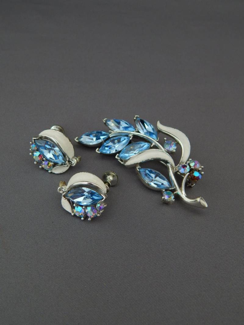 Lisner Blaue Pin Ohrringe Demi Parure, Signierte Lisner Brosche Und Ohrringe, Mid Century Schmuck Hollywood Regency Hochzeit, Vintage von HiddenStairwayFinds