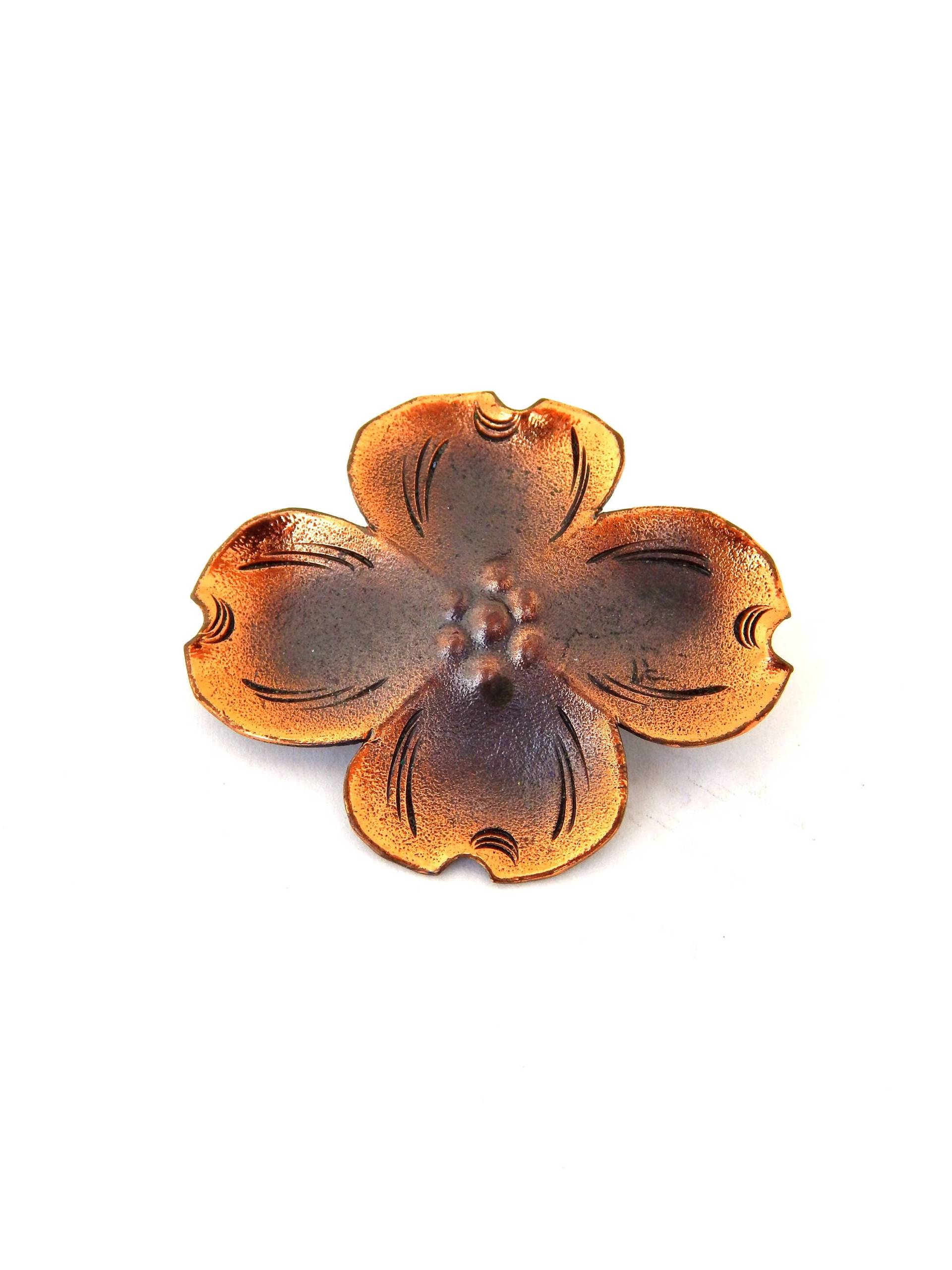 Nye Copper Dogwood Blumen Anstecknadel Unsigned Stuart Nye, Brosche, Kupfer Blume von HiddenStairwayFinds