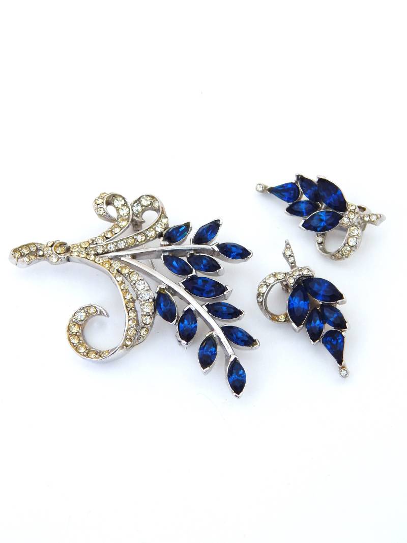 Pell Blaue Strass Pin Und Ohrringe Clip-Ons, Mid Century Ohrclips Brosche Saphir Blau, Hochzeitsschmuck, Vintage Pell Blaue Strass Pin Und Ohrringe Clip-Ons, Mid Century Ohrclips Brosche Saphir Blau, Hochzeitsschmuck, Vintage von HiddenStairwayFinds