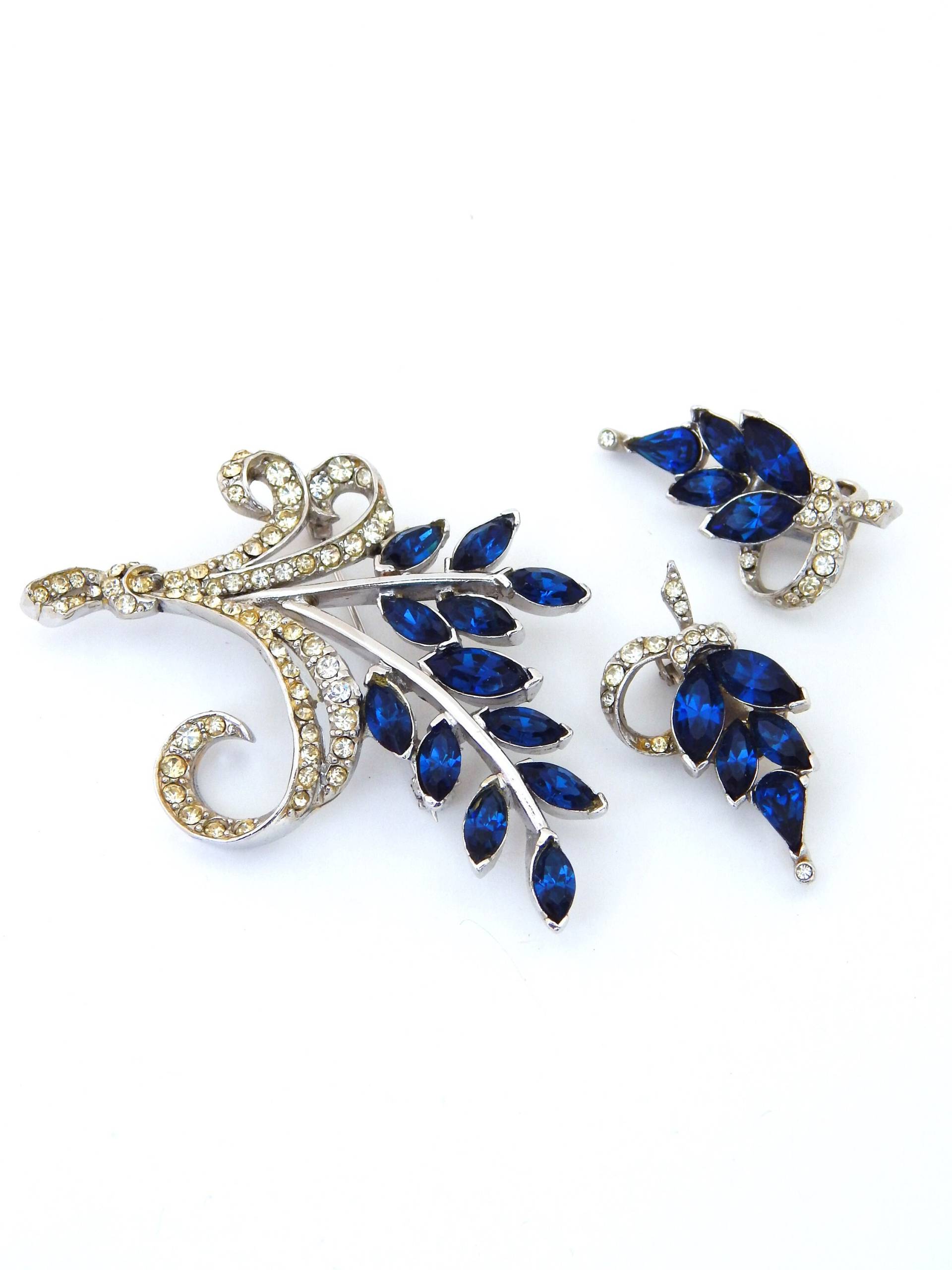 Pell Blaue Strass Pin Und Ohrringe Clip-Ons, Mid Century Ohrclips Brosche Saphir Blau, Hochzeitsschmuck, Vintage von HiddenStairwayFinds
