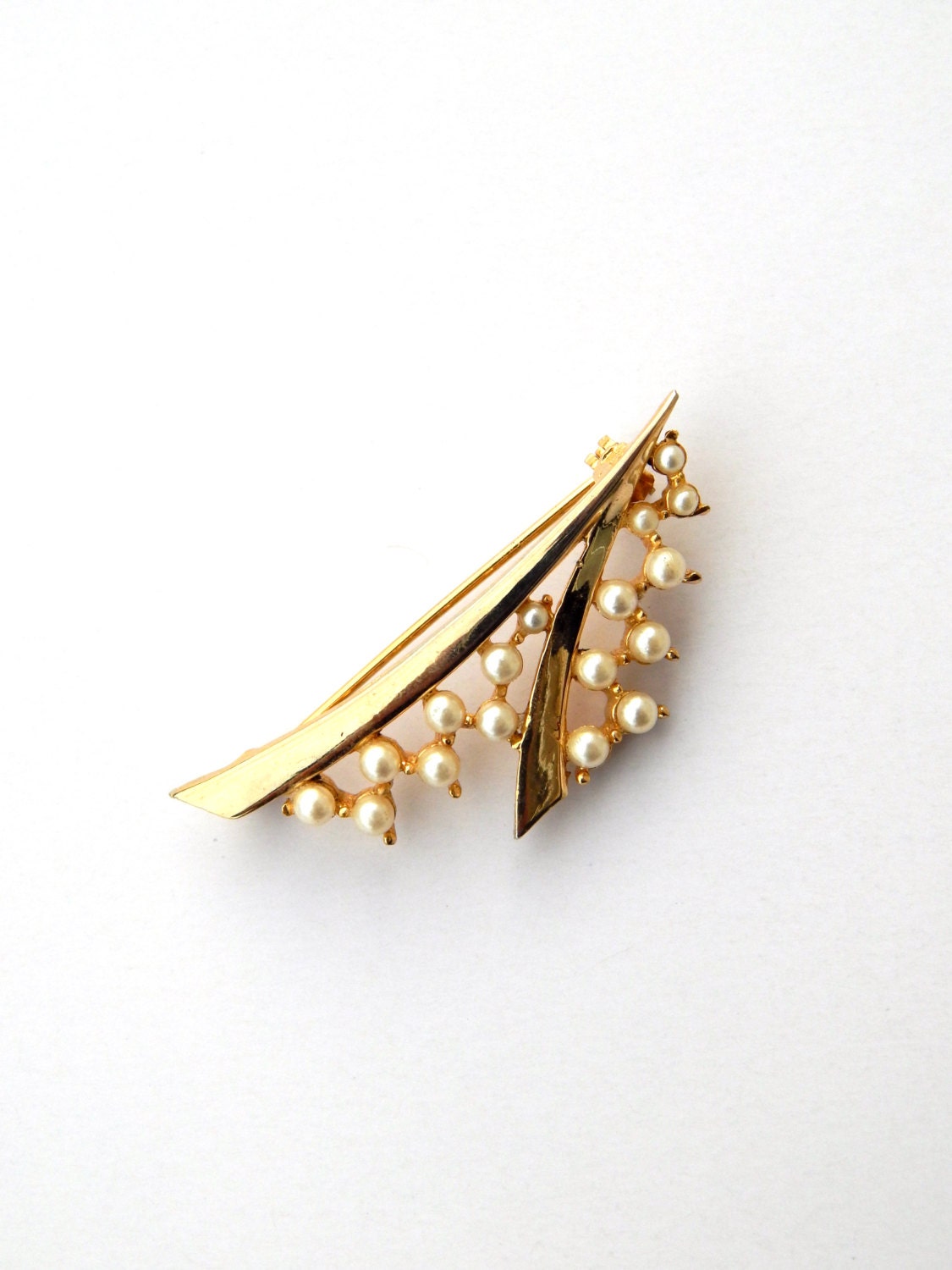 Perle Blume Pin, Modernist Brosche Gold Ton Faux Perlen, Wunderliche Abstrakt von HiddenStairwayFinds