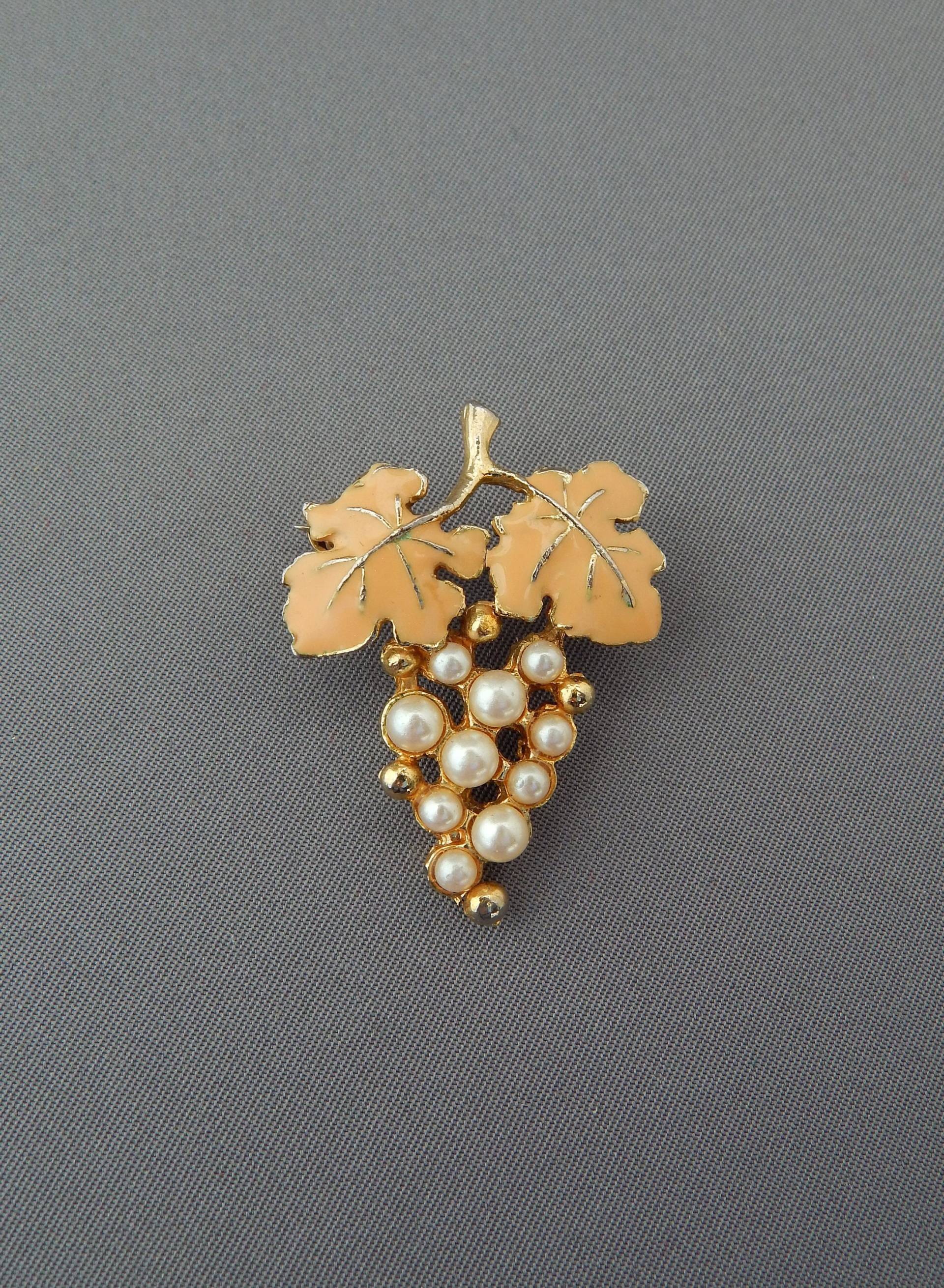 Perle Trauben Pin, Emaille Kunstperle Cluster Mid Century Schmuck, Vintage Weinberg Hochzeit von HiddenStairwayFinds