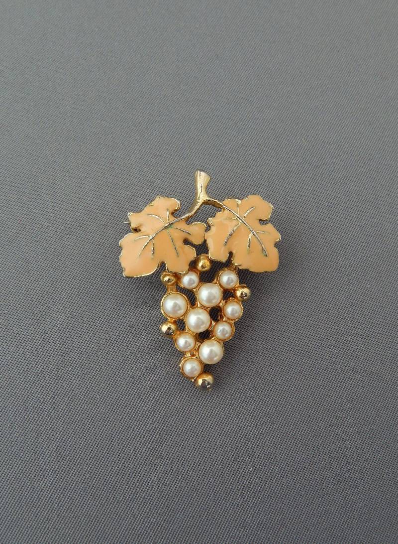 Perle Trauben Pin, Emaille Kunstperle Cluster Mid Century Schmuck, Vintage Weinberg Hochzeit von HiddenStairwayFinds