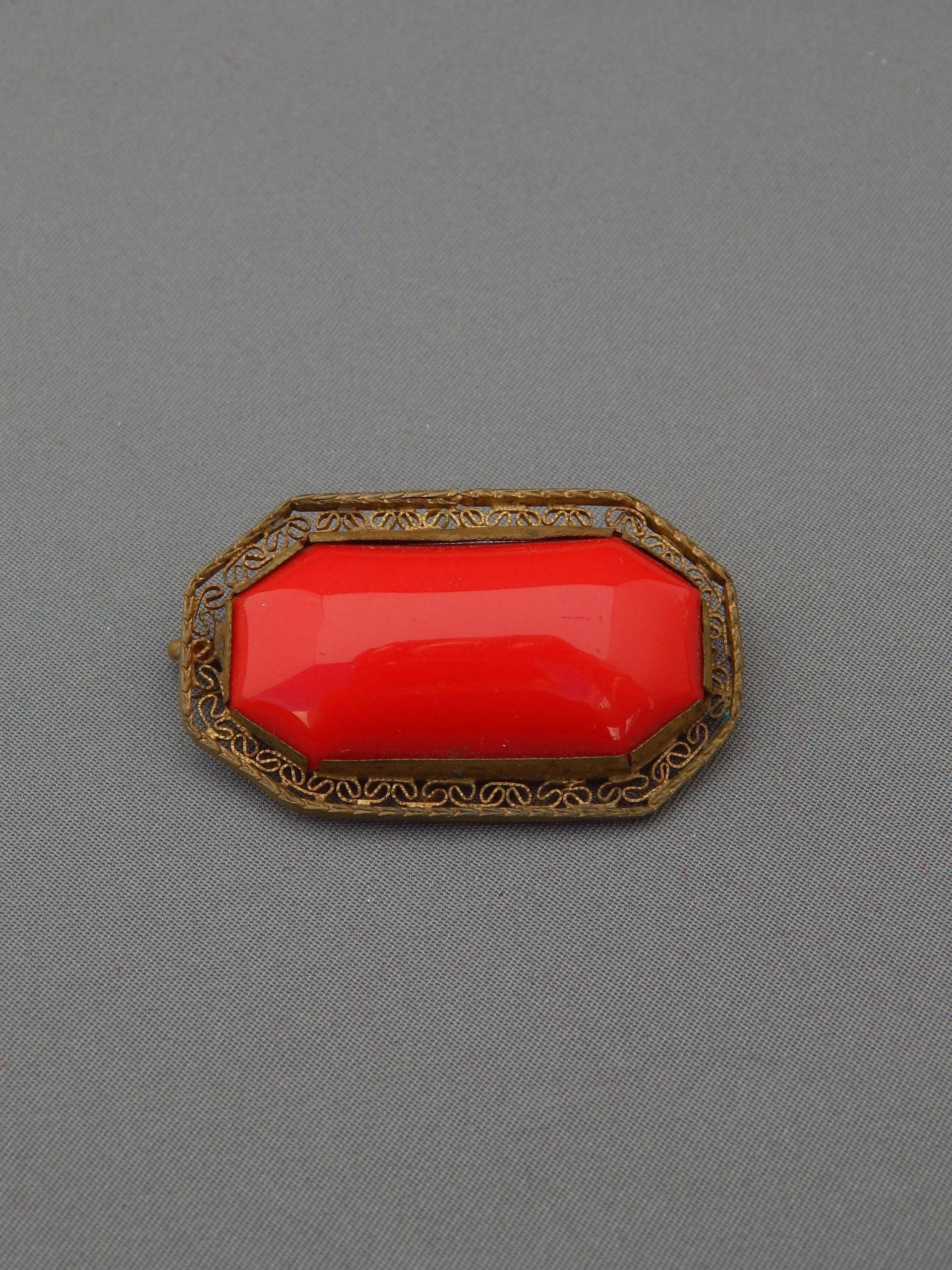 Rote Brosche Art Deco, Antike Kragenbrosche Rot Gegossenes Glas Messing Filigran, Nachlass Schmuck, Deco von HiddenStairwayFinds