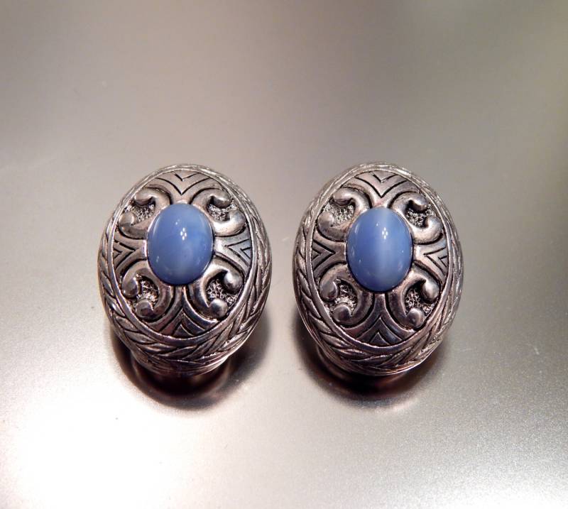 Silber Blaue Ohrringe Premier Designs Clip-Ons, Katzenaugen Glas Cabochons Silberfarbene Silber Blaue Ohrringe Premier Designs Clip-Ons, Katzenaugen Glas Cabochons Silberfarbene von HiddenStairwayFinds