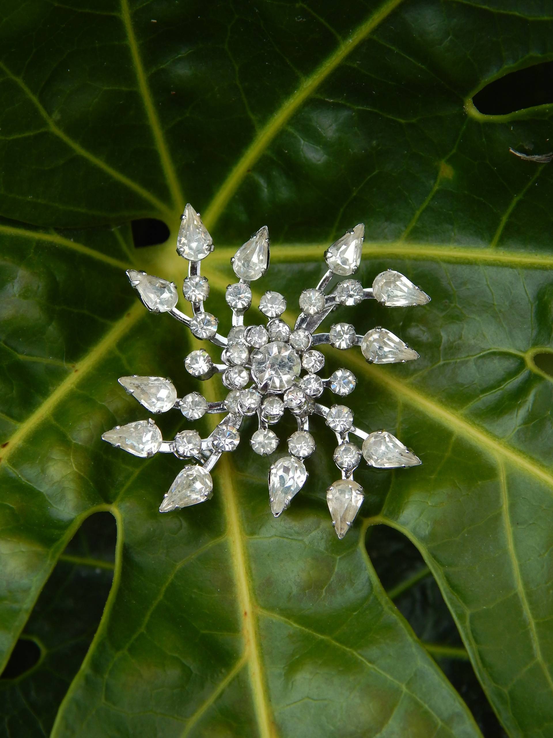 Strass Anstecknadel Blume, Brosche Blume Windrad Silberfarben Klare Strasssteine, Mid Century Schmuck, Vintage von HiddenStairwayFinds