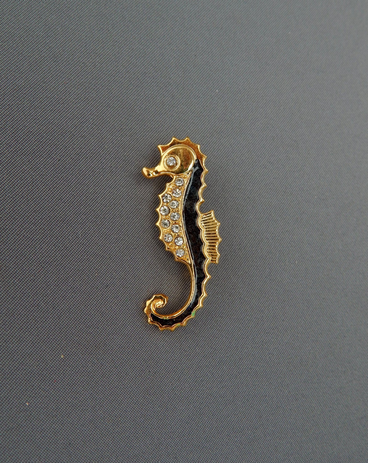 Strass Seepferd Pin, Vintage Brosche Schwarz Emaille Gold Ton Akzente, Nautik Strand Meer Ozean Schmuck von HiddenStairwayFinds