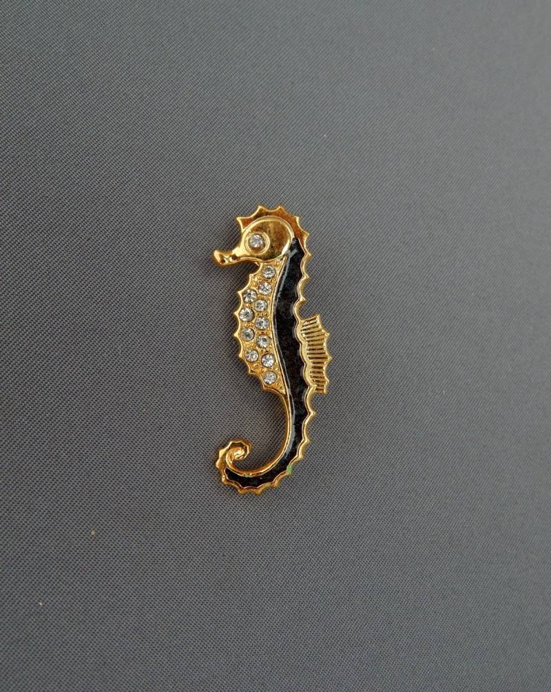 Strass Seepferd Pin, Vintage Brosche Schwarz Emaille Gold Ton Akzente, Nautik Strand Meer Ozean Schmuck Strass Seepferd Pin, Vintage Brosche Schwarz Emaille Gold Ton Akzente, Nautik Strand Meer Ozean Schmuck von HiddenStairwayFinds