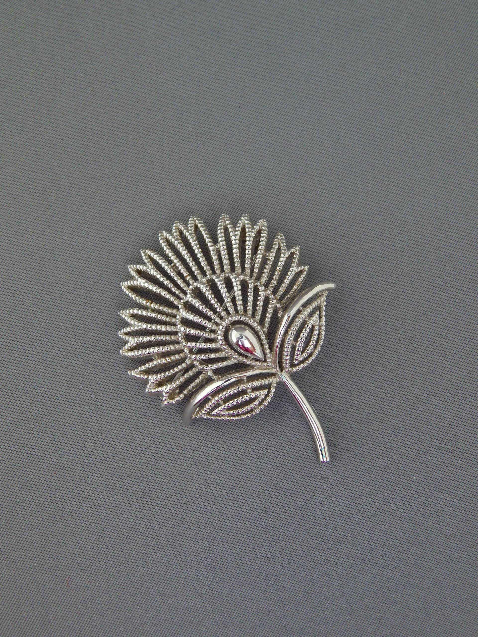 Trifari Blumen Pin, Silber Brosche, Mid Century Modern Pin Filigrane Blumenbrosche Ton Abstrakte Whimsical von HiddenStairwayFinds