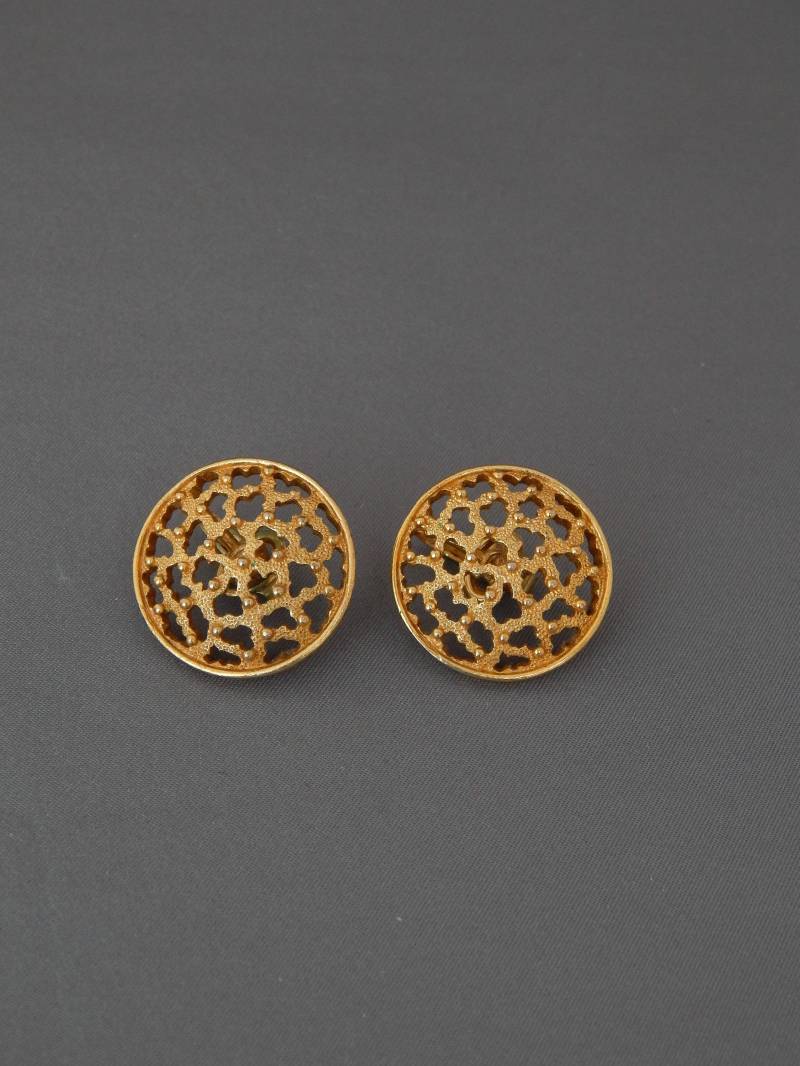 Trifari Gold Ton Runde Ohrringe Clip-Ons, Clip-Ons Signierte Krone Trifari, Durchbrochene Arbeit Mid Century Modern Ohrclips Trifari Gold Ton Runde Ohrringe Clip-Ons, Clip-Ons Signierte Krone Trifari, Durchbrochene Arbeit Mid Century Modern Ohrclips von HiddenStairwayFinds