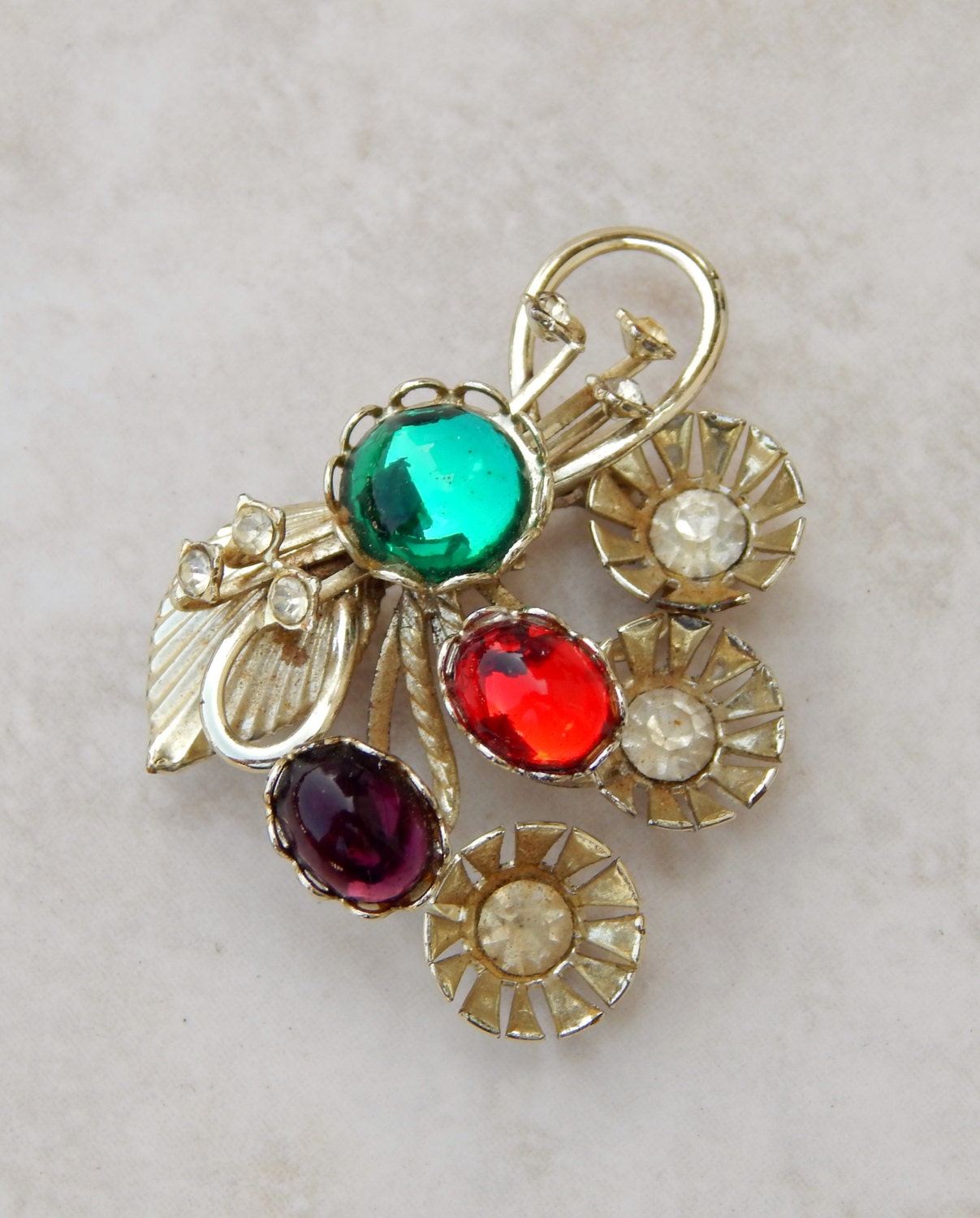 Vintage Blumenstrass Brosche, Mehrfarbige Cabochons Strass Wunderliche Blumenstrauß Mid Century Modern Schmuck von HiddenStairwayFinds