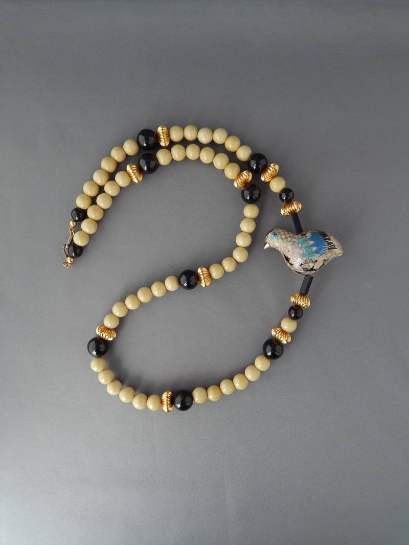 Vintage Cloisonne Vogel Halskette, Mid Century Perlen Lange Halskette Beige Schwarz Gold Emaille Dimentional Vogel, Boho, Nachlass Schmuck Vintage Cloisonne Vogel Halskette, Mid Century Perlen Lange Halskette Beige Schwarz Gold Emaille Dimentional Vogel, Boho, Nachlass Schmuck von HiddenStairwayFinds