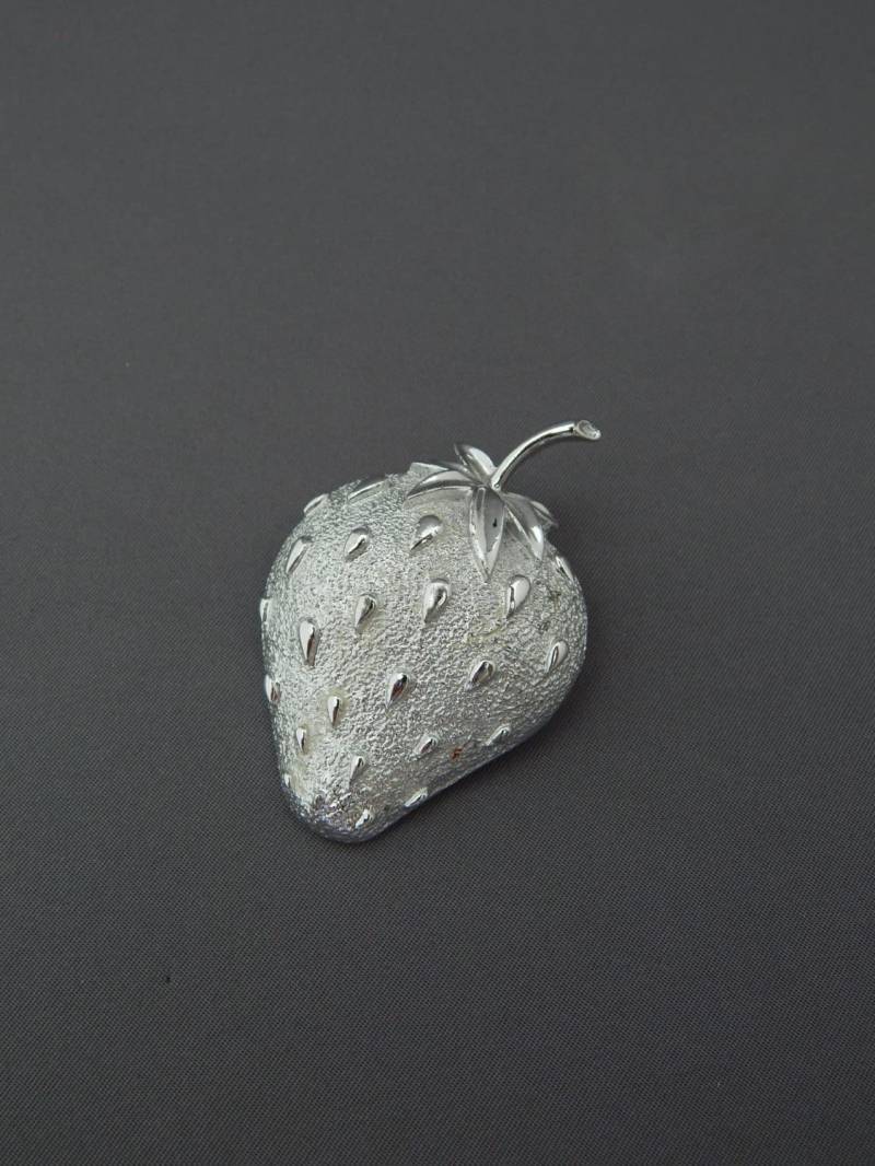 Vintage Erdbeer Pin Sarah Coventry Eis Brosche, Strukturierte Silber Ton Erdbeere Pin Vintage Erdbeer Pin Sarah Coventry Eis Brosche, Strukturierte Silber Ton Erdbeere Pin von HiddenStairwayFinds