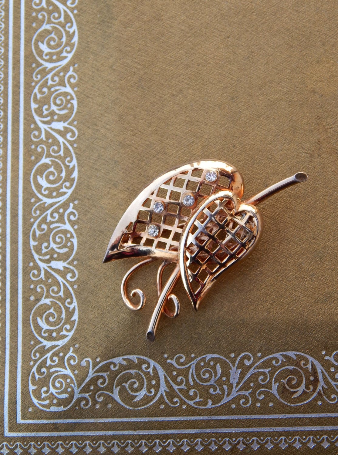 Vintage Gold Ton Blatt Tulip Strass Anstecknadel, Mid Century Wunderliche Brosche Strass, Durchbrochene Nachlass Schmuck von HiddenStairwayFinds