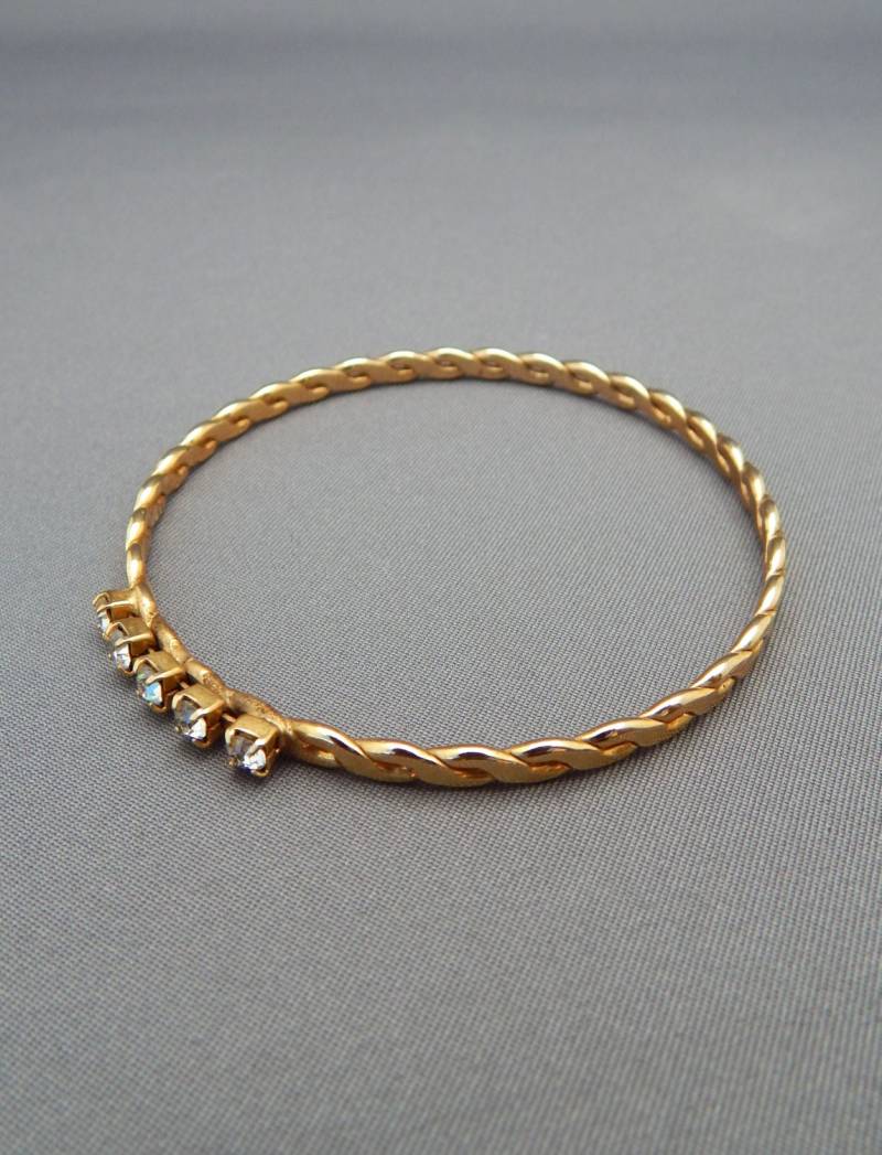Vintage Gold Ton Strass Armreif Kind Größe Klein Handgelenk, Faux Armreif, Twisted Tone Stacking von HiddenStairwayFinds