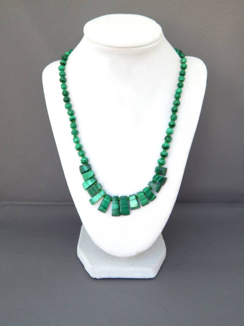 Vintage Malachit Halskette, Perlen Grüne Nachlass Schmuck Vintage Malachit Halskette, Perlen Grüne Nachlass Schmuck von HiddenStairwayFinds