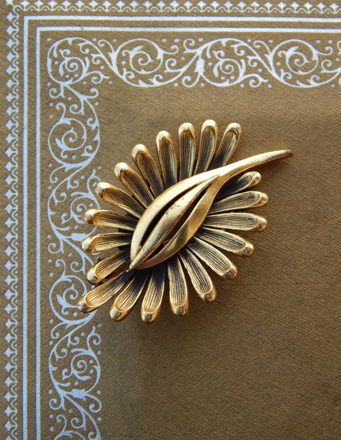 Vintage Modernist Blumen Anstecknadel Gold Ton, Wunderliche Brosche Blätter Blume, Nachlass Schmuck von HiddenStairwayFinds