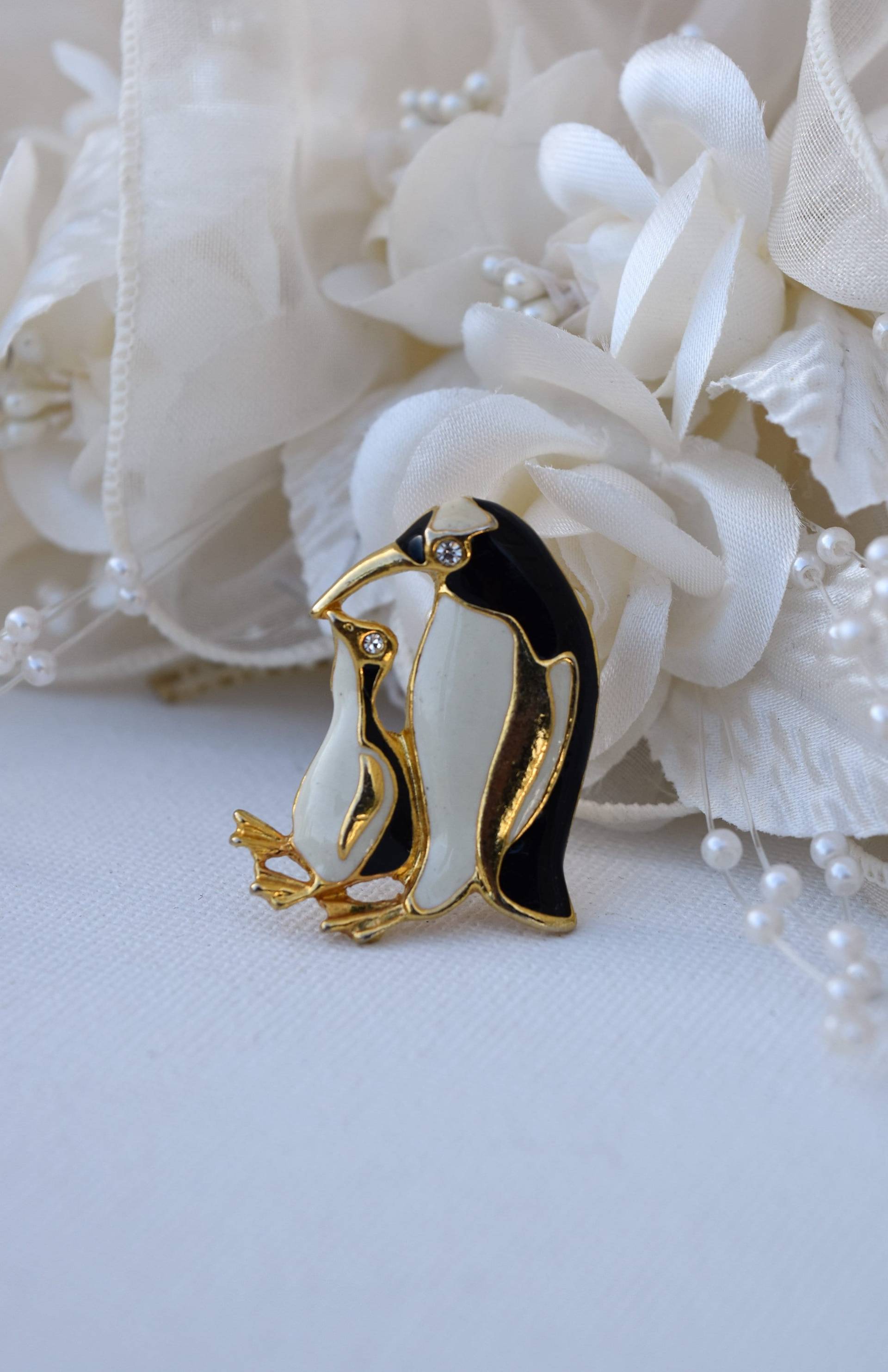 Vintage Pinguine Pin, Baby Pinguin Mutter Strass Emaille Nachlass Schmuck von HiddenStairwayFinds