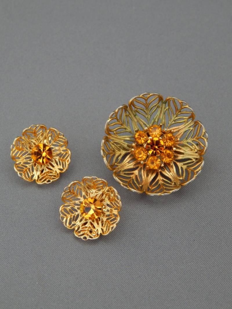 Vintage Strass Filigrane Blume Demi Parure Pin & Ohrringe, Orange Faux Topas Brosche Mid Century Objekt Schmuck von HiddenStairwayFinds