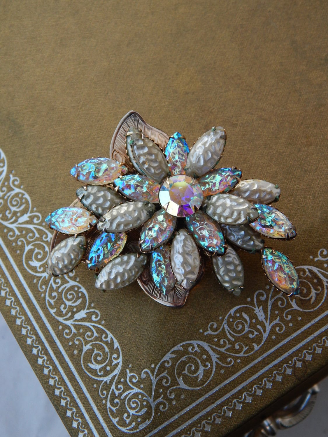 Vintage Strass Gegossene Glas Blume Pin, Große Dimensionale Brosche, Hochzeits Mid Century Moderner Schmuck, Weihnachtsgeschenk von HiddenStairwayFinds