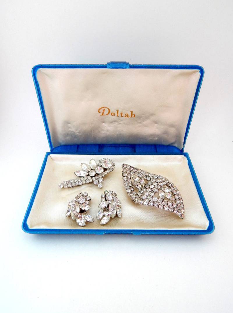 Vintage Strass Schmuck Set Ohrclips Pin Haarspange Deltah Celluloid Box, Hochzeit Brautschmuck, Hollywood Regency, Nachlass von HiddenStairwayFinds