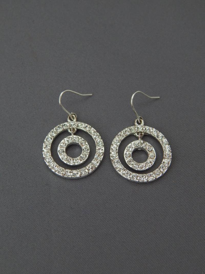 Vintage Strass Silber Creolen, Silberfarbene Doppelkreise Kristallohrringe Vintage Strass Silber Creolen, Silberfarbene Doppelkreise Kristallohrringe von HiddenStairwayFinds