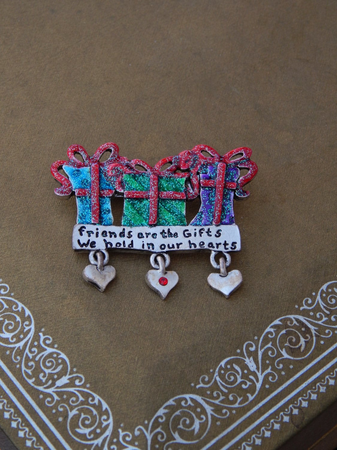 Weihnachten Pin Freunde Sind Die Geschenke Ajmc, Zinn Glitter Emaille Herz Charme Brosche, Pin, Freund Weihnachtsgeschenk von HiddenStairwayFinds