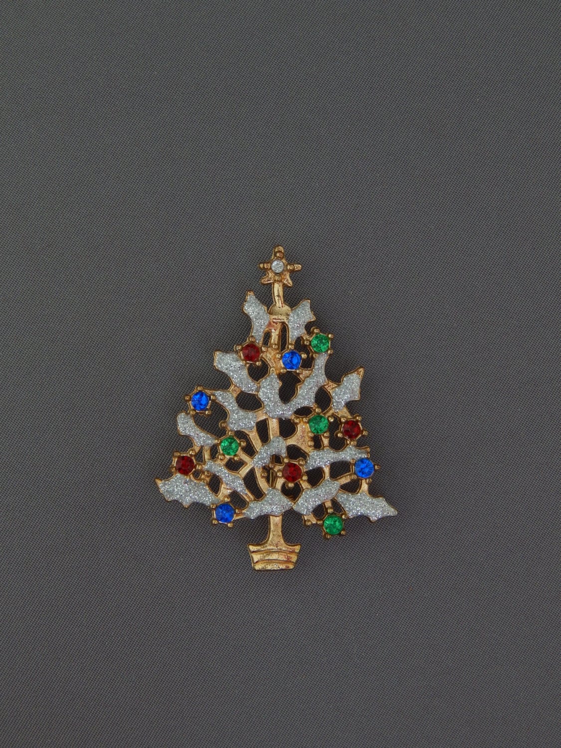 Weihnachtsbaum Pin, Mehrfarbiger Strass Glitter Emaille Pin Schnee Bedeckter Weihnachtsbaum, Vintage von HiddenStairwayFinds