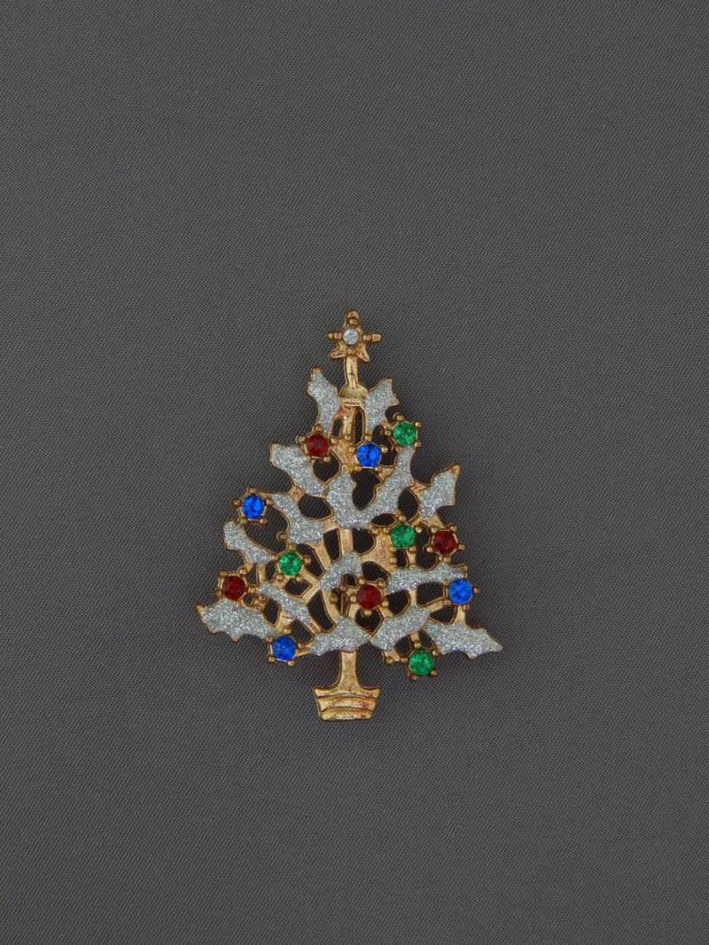 Weihnachtsbaum Pin, Mehrfarbiger Strass Glitter Emaille Pin Schnee Bedeckter Weihnachtsbaum, Vintage Weihnachtsbaum Pin, Mehrfarbiger Strass Glitter Emaille Pin Schnee Bedeckter Weihnachtsbaum, Vintage von HiddenStairwayFinds