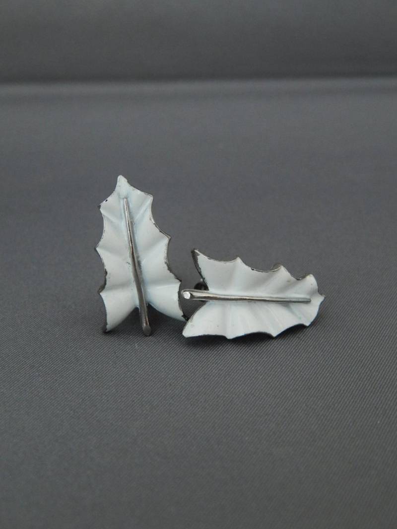 Weiße Emaille Blatt Ohrclips, Ohrringe Weiße Emaille Blatt Ohrclips, Ohrringe von HiddenStairwayFinds