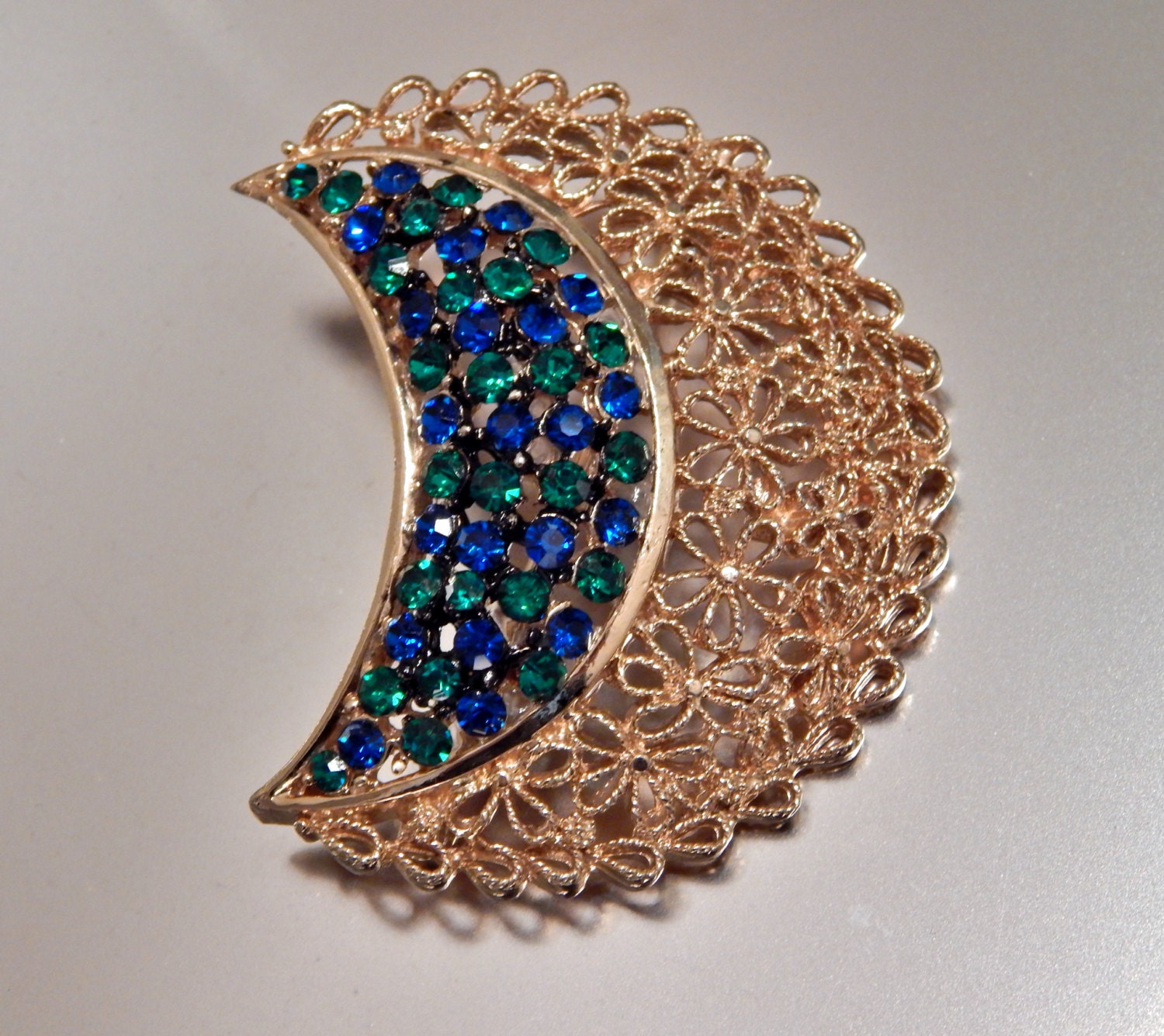 strass Halbmond Brosche Karu Arke, Blau Grün Gold Tone Filigrane Pin Signiert, Vintage von HiddenStairwayFinds