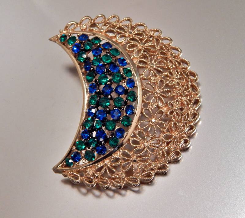 strass Halbmond Brosche Karu Arke, Blau Grün Gold Tone Filigrane Pin Signiert, Vintage strass Halbmond Brosche Karu Arke, Blau Grün Gold Tone Filigrane Pin Signiert, Vintage von HiddenStairwayFinds