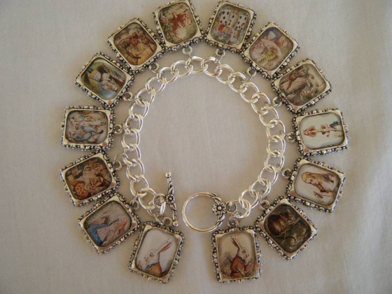 Alice Im Wunderland Verändert Art Bettelarmband Alice Im Wunderland Verändert Art Bettelarmband von HiddenValleyJewelry
