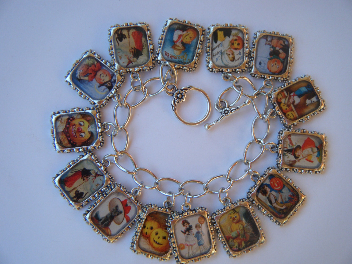 Halloween Altered Art Bettelarmband Halloween Altered Art Bettelarmband von HiddenValleyJewelry