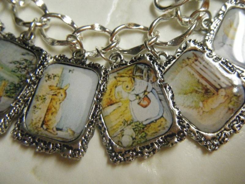 Peter Rabbit Charm Armband Veränderte Kunst Auf Bestellung Gemacht Peter Rabbit Charm Armband Veränderte Kunst Auf Bestellung Gemacht von HiddenValleyJewelry