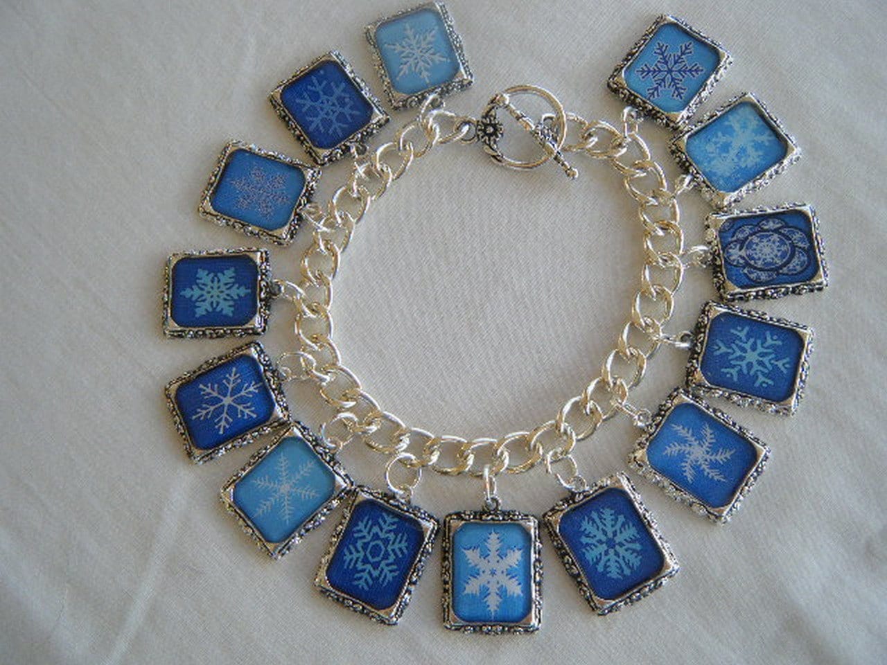 Schneeflocken 14 Charm Armband Schneeflocken 14 Charm Armband von HiddenValleyJewelry