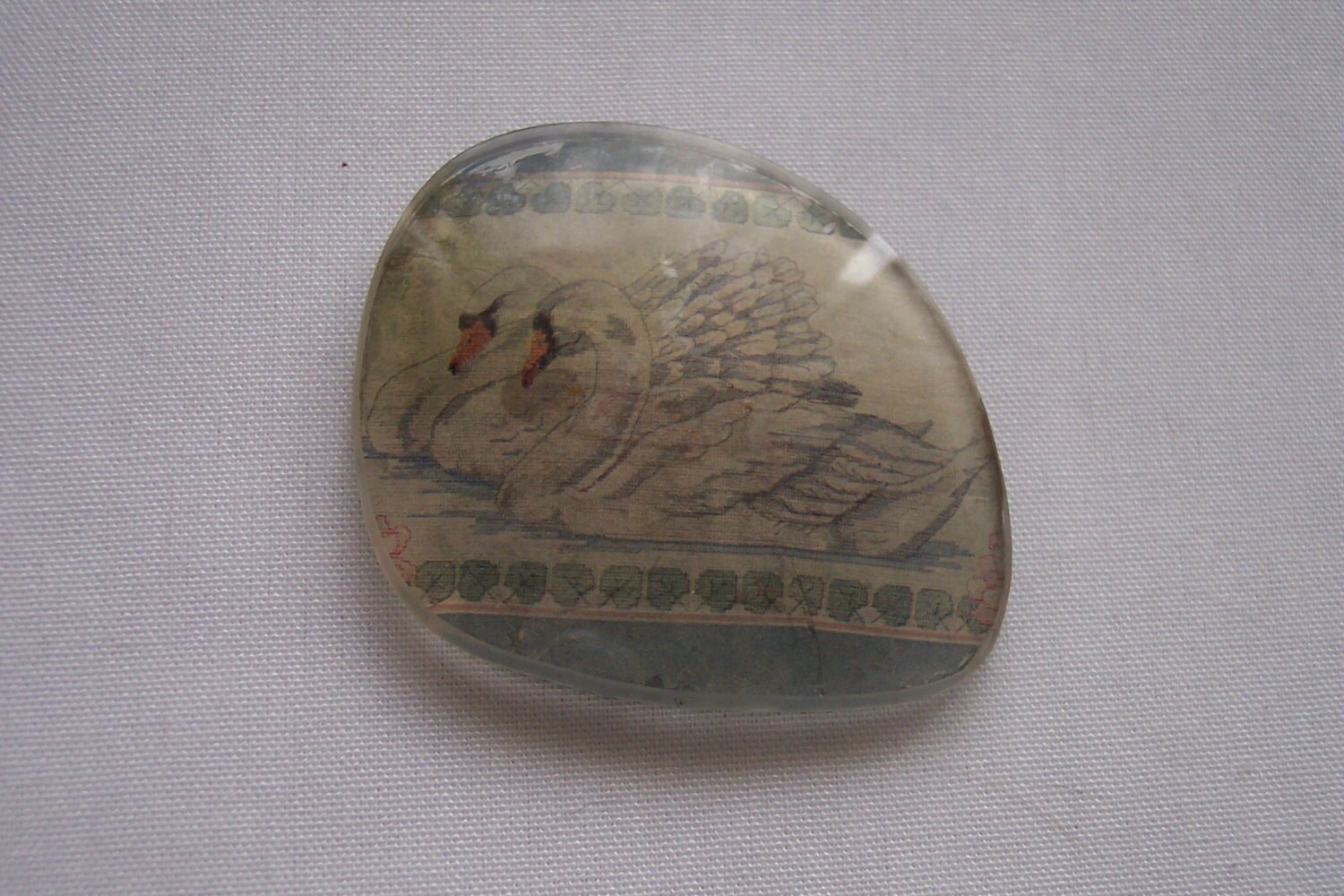 1960Er Jahre Vintage Folk Cottage Kunst Schwäne Brille Linse Pin Brosche 1960Er Jahre Vintage Folk Cottage Kunst Schwäne Brille Linse Pin Brosche von Hiddenbear